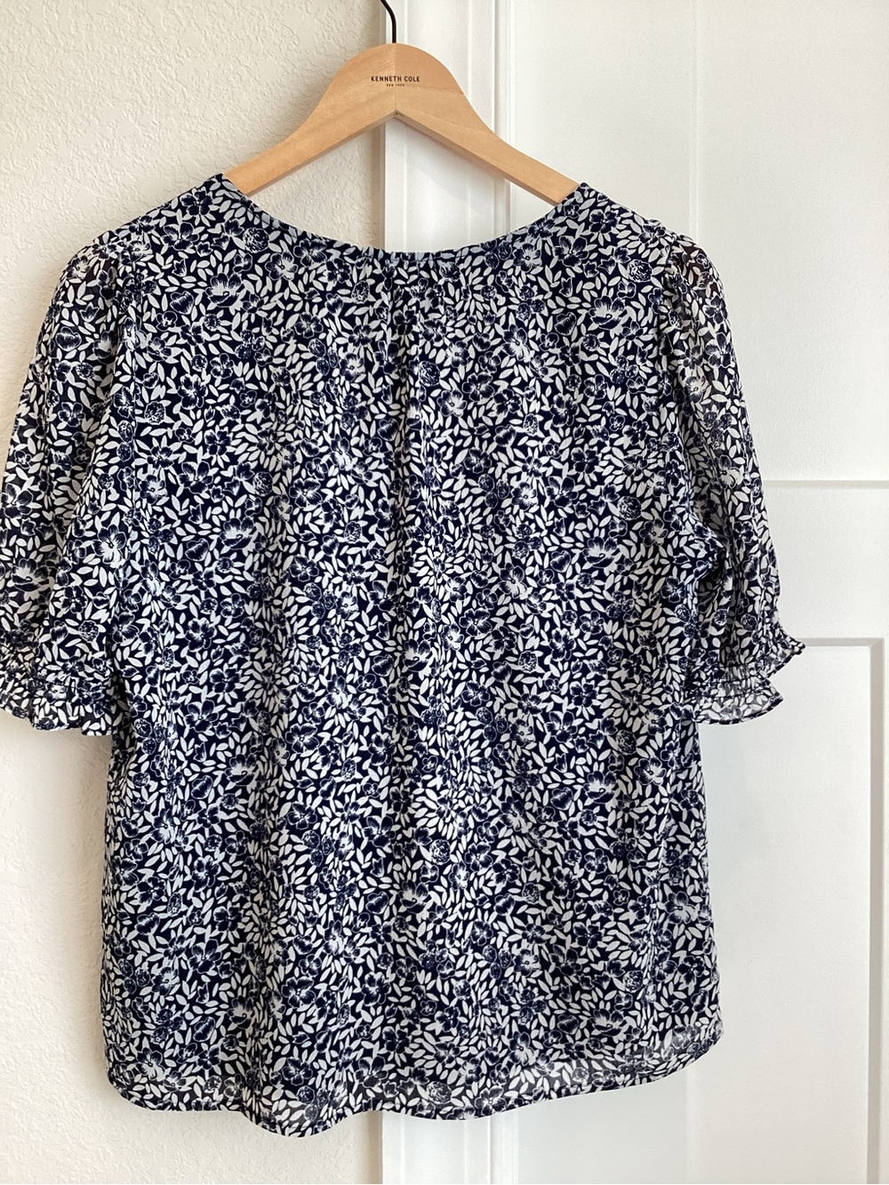 JCrew V-Neck Short Sleeve Ruffle Blouse Small White Navy Floral - Picture 6 of 9